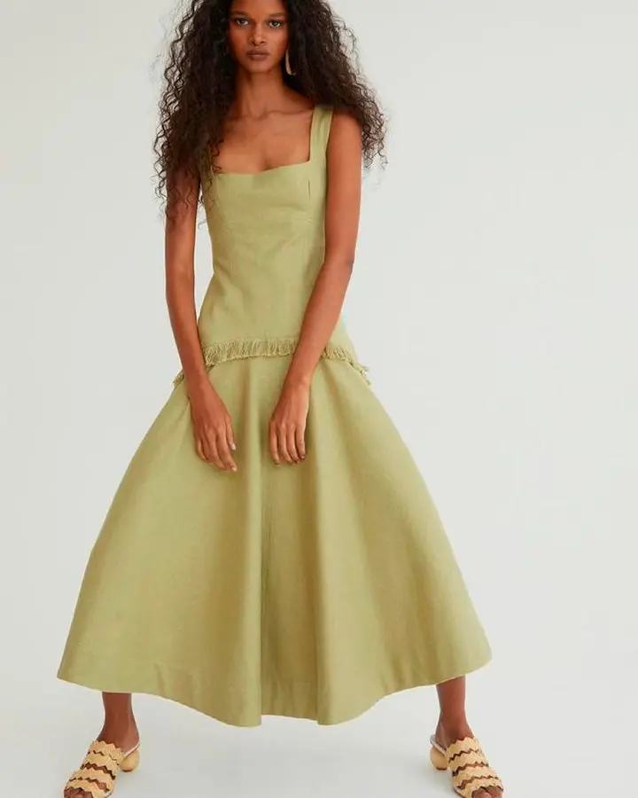 Modelo usando um vestido verde longo.