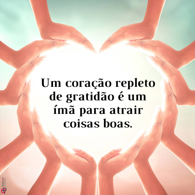 Foto de mãos formando coração e frase de gratidão "Um coração repleto de gratidão é um ímã para atrair coisas boas."