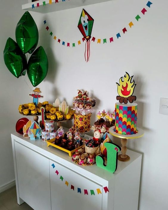 Armário pequeno decorado.
