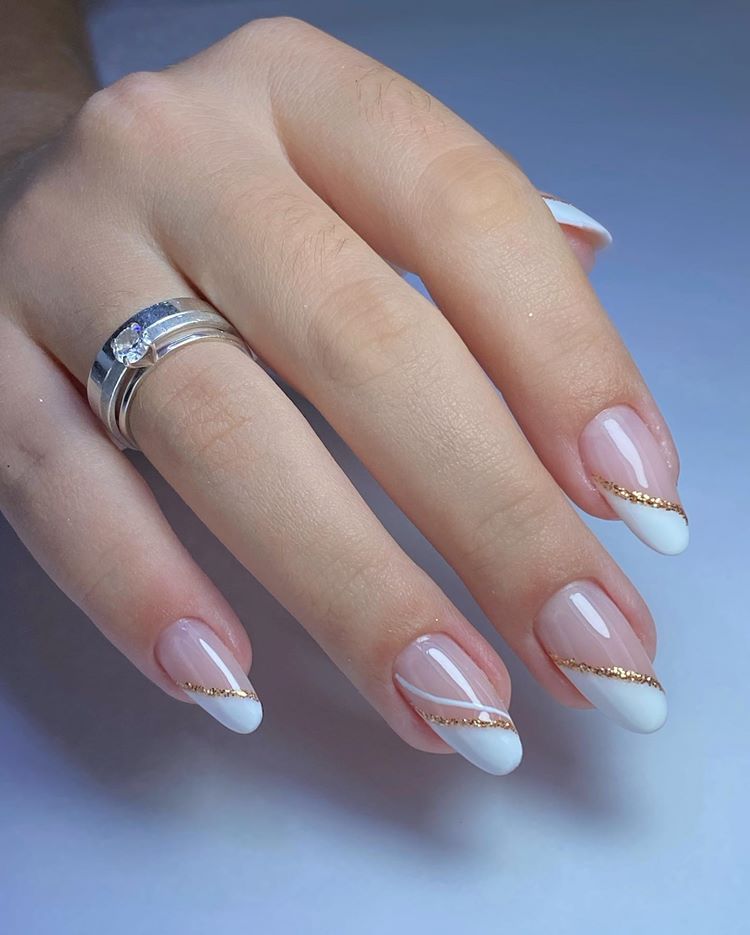 Unhas em gel branca com glitter dourado (tamanho: médio. Formato: amendoada) 