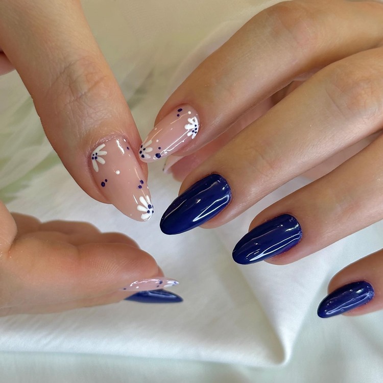 Unhas em gel azuis com florzinhas (tamanho: grande. Formato: amendoada) 