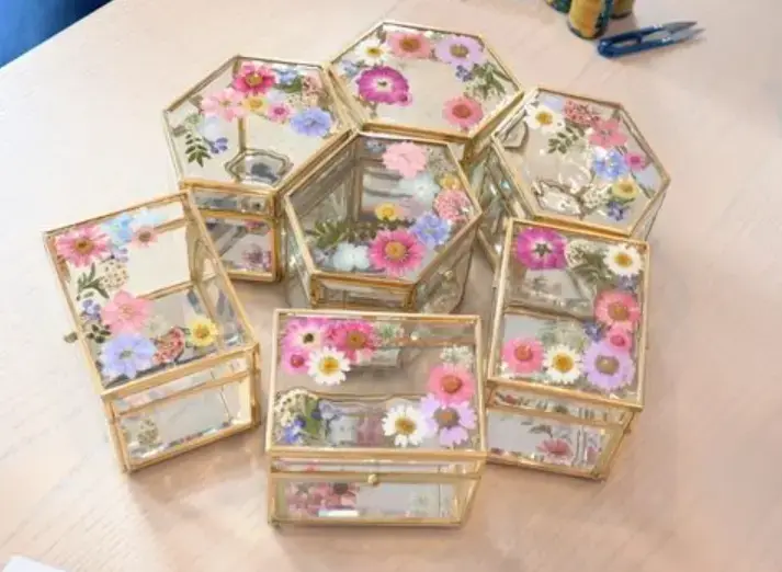 Caixinhas de joias de resina com flores. 
