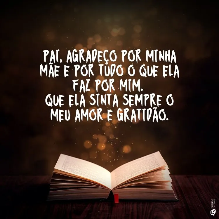 A imagem mostra um livro (Bíblia) aberto com páginas iluminadas por uma luz suave, sobre um fundo desfocado de madeira e luzes. Há um texto em português que expressa gratidão ao pai pela mãe e seus cuidados.