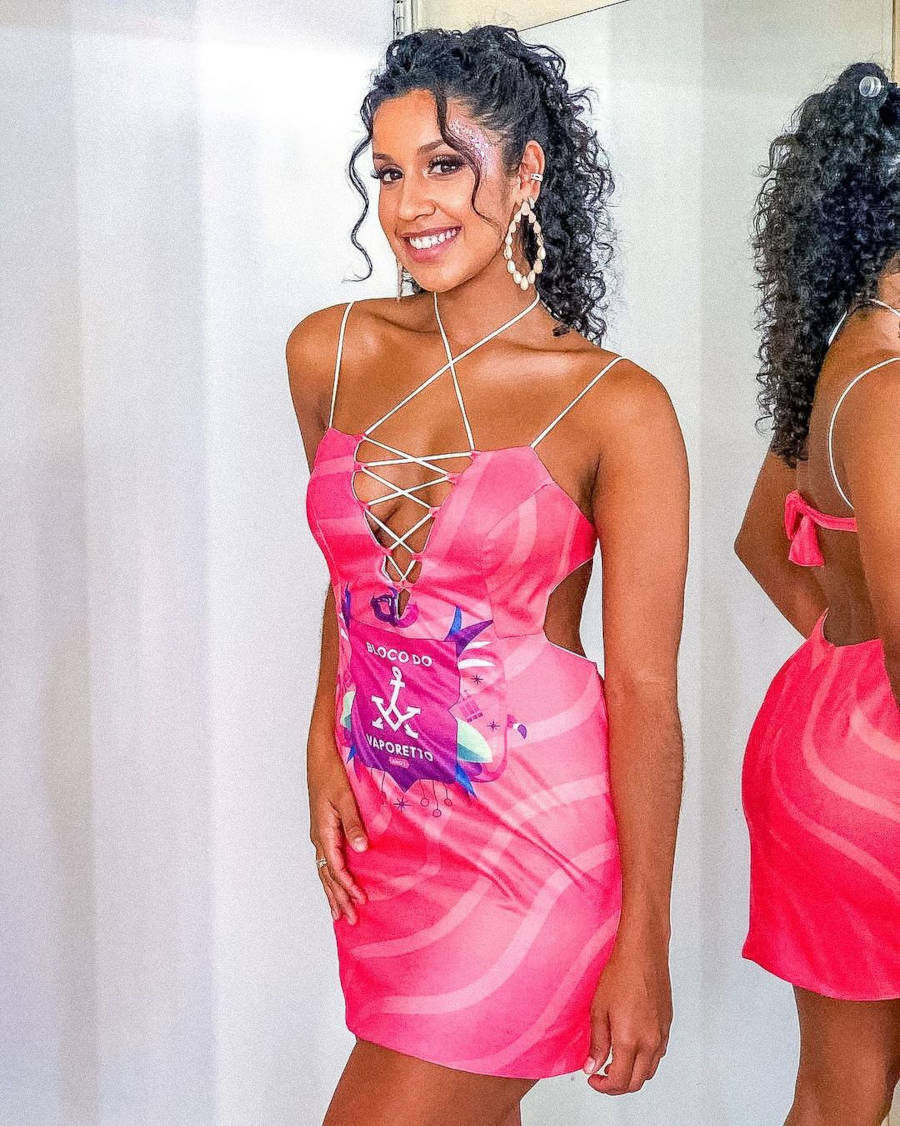 Mulher com abadá customizado em formato de vestido.