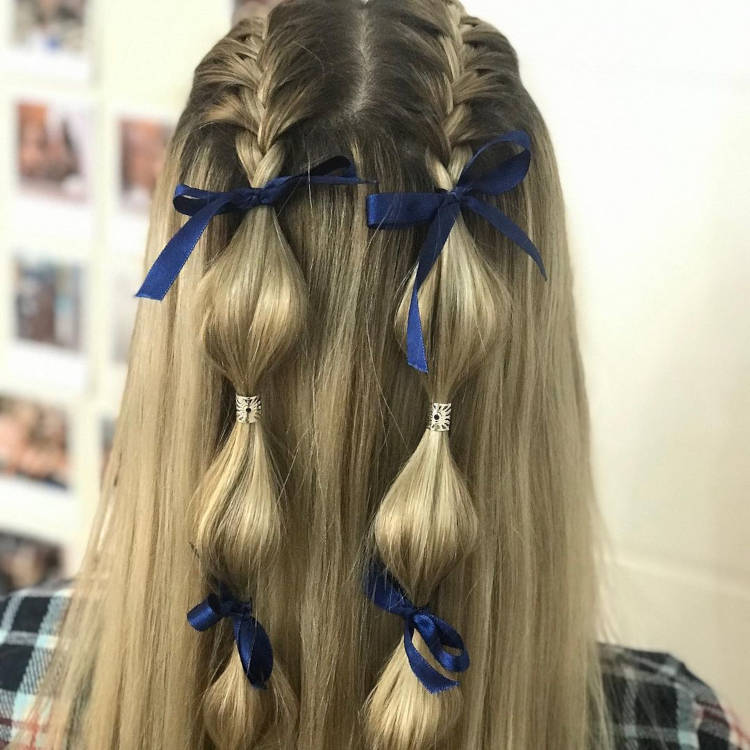 cabelo loiro com duas tranças embutidas finalizadas em bubble braids.