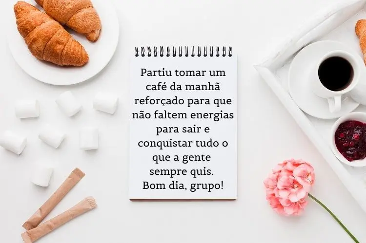 Foto de mesa com marshmallow, prato com croissant, bandeja com café e feleia, e frase: Partiu tomar um café da manhã reforçado para que não faltem energias para sair e conquistar tudo o que a gente sempre quis. Bom dia, grupo!