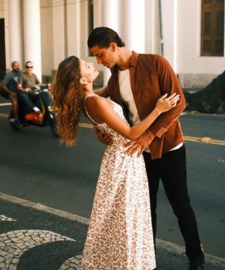Foto de casal de modelos usando looks da marca Litt