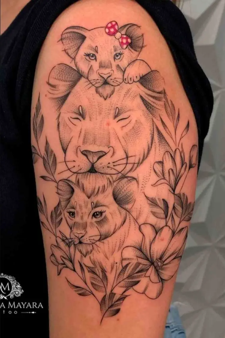 tatuagem feminina no braço/ leoas e filhotes 