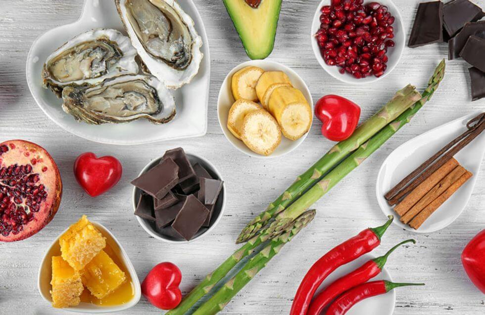 Mesa com alimentos como chocolate, banana, romã, pimenta, etc