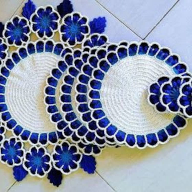 Sousplat azul e branco. 