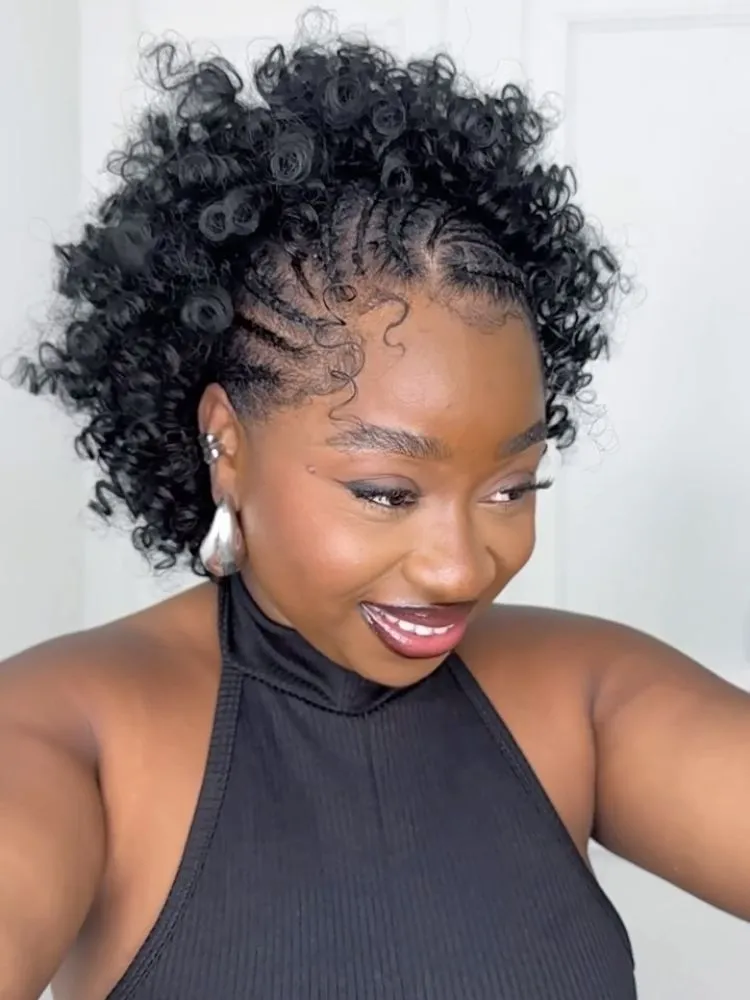 Mulher de pele negra usando tranças nagô no couro cabeludo e cabelo crespo solto 