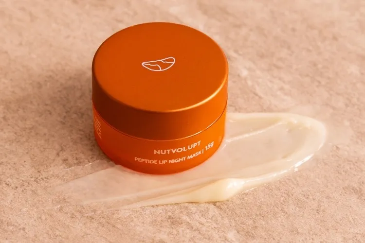 Máscara labial noturna, produto de skincare com castanha na fórmula da marca de cosméticos brasileira JUVIA