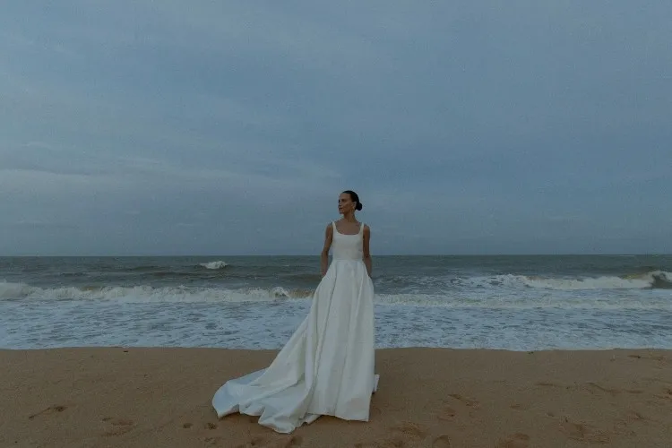 Marina Gold usando vestido de noiva Elie Saab em seu casamento