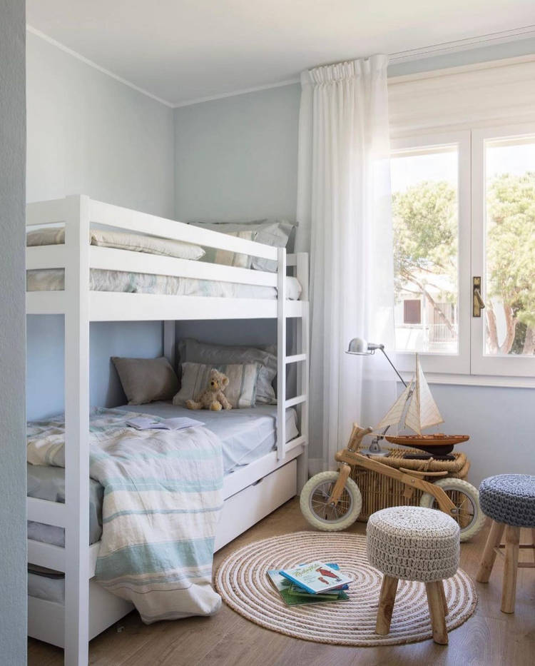 Beliche em quarto pequeno infantil.
