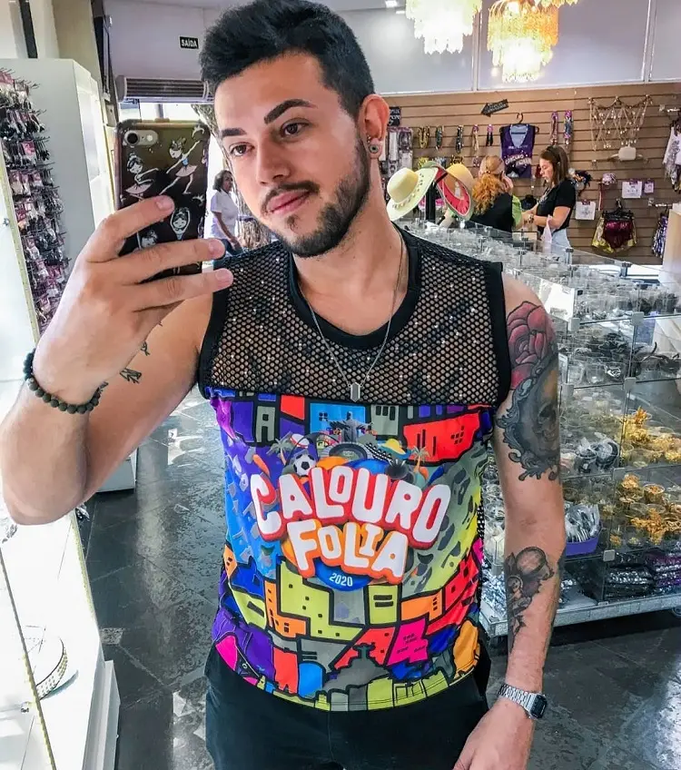 homem com abadá masculino customizado 