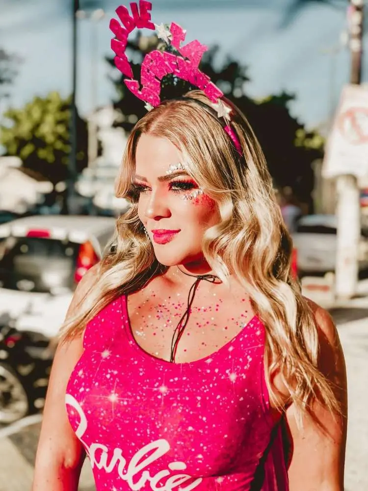 Mulher de pele clara de tiara e body da barbie