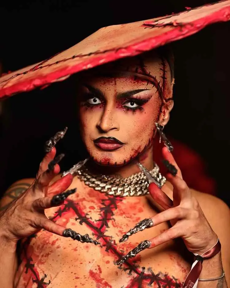 Pessa de pele clara com maquiagem de halloween assustadora com sangue e imitação de pele costurada