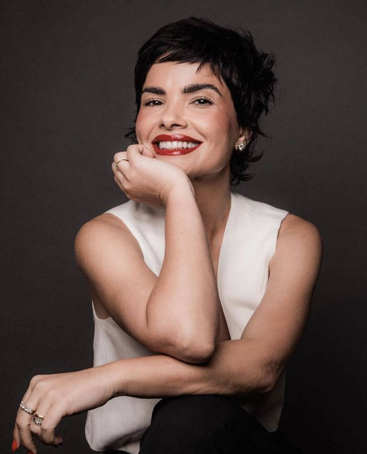 Foto de Vanessa Diácomo dorrindo com o fundo cinza