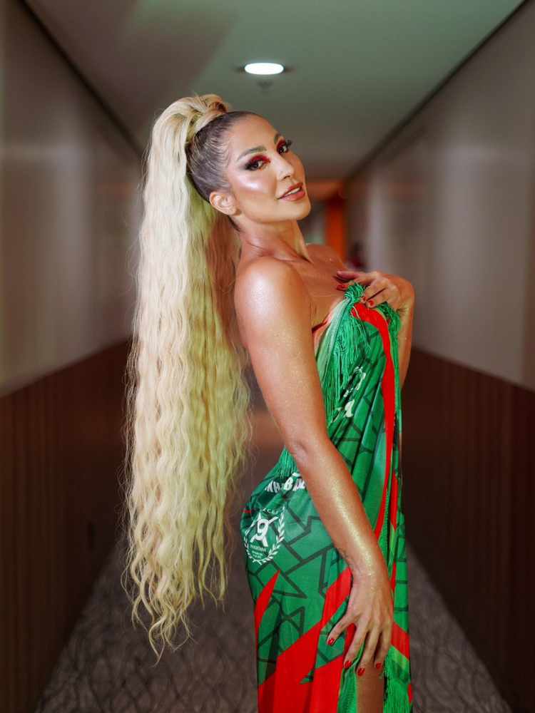 Ingrid Mantovani, Rainha de Bateria da X-9 Paulistana, com vestido verde e vermelho.