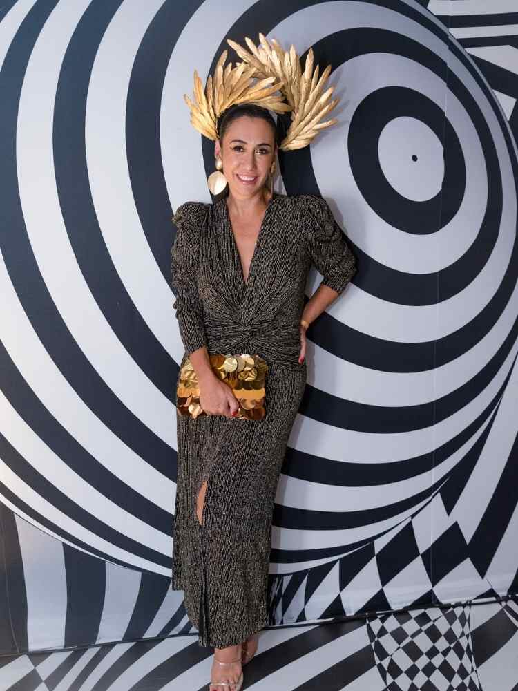 Isabela Bussade no Carnaval 2023: look vestido + bolsa de paetes e coroa dourada.