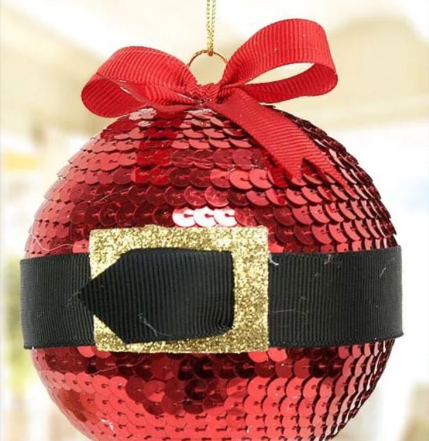 Bola de árvore de Natal com lantejoula e fita imitando roupa do papai Noel