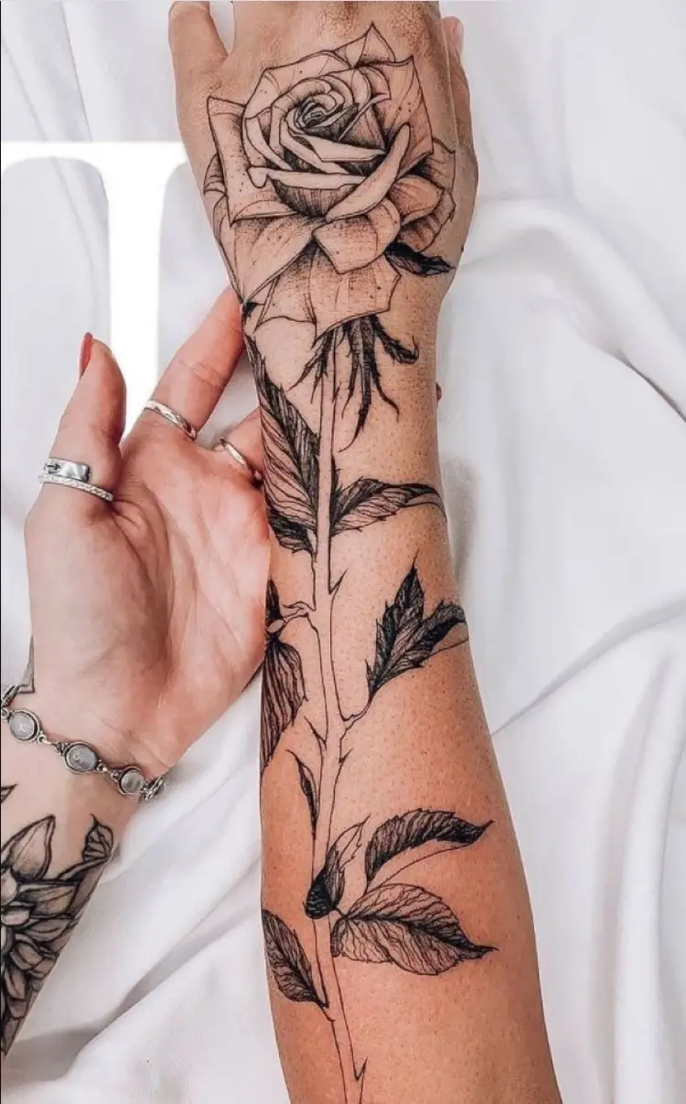 tatuagem feminina no braço/ rosas