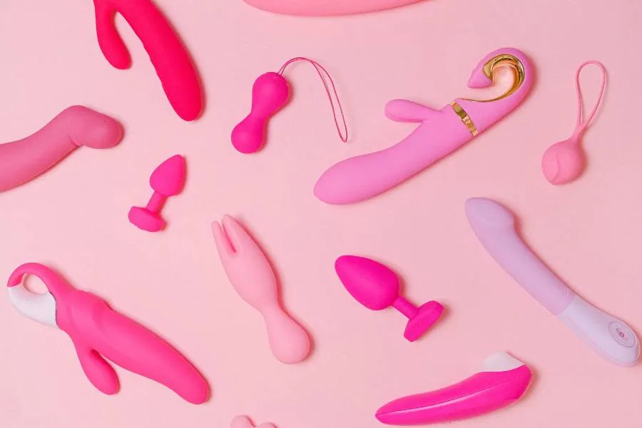 fundo rosa com acessórios para pompoarismo na cor pink espalhados