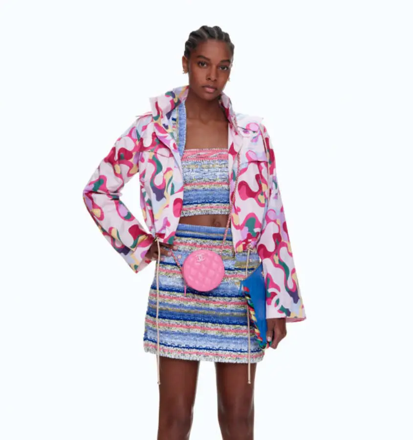 Conjunto listrado Chanel com jaqueta estampada inspirada em Burle Marx