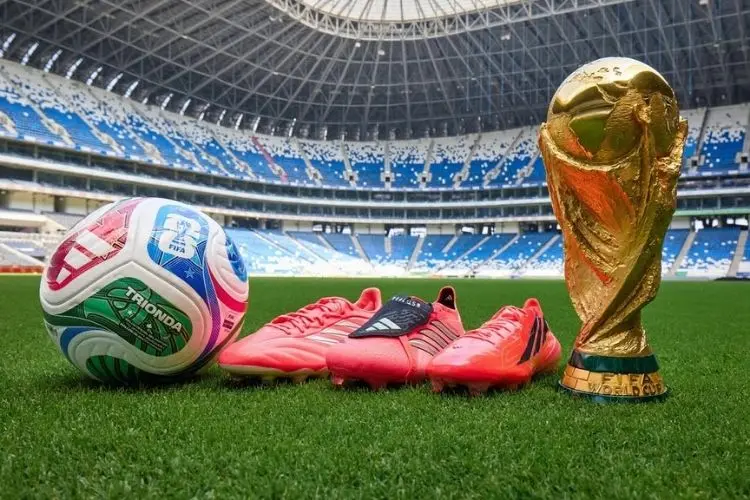 Bola trionda e chuteiras pink da Adidas para a Copa do Mundo FIFA 2026