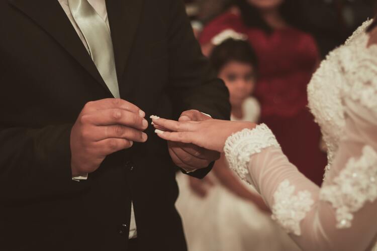 Troca de alianças no casamento.