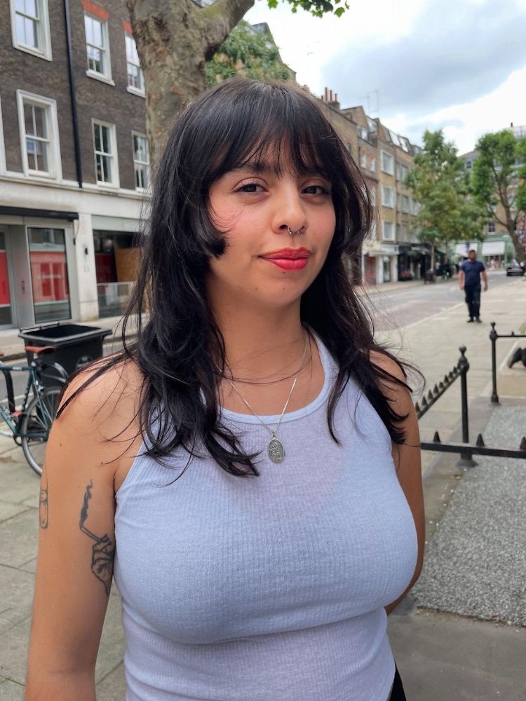 Mulher de pele clara com hime cut desfiado