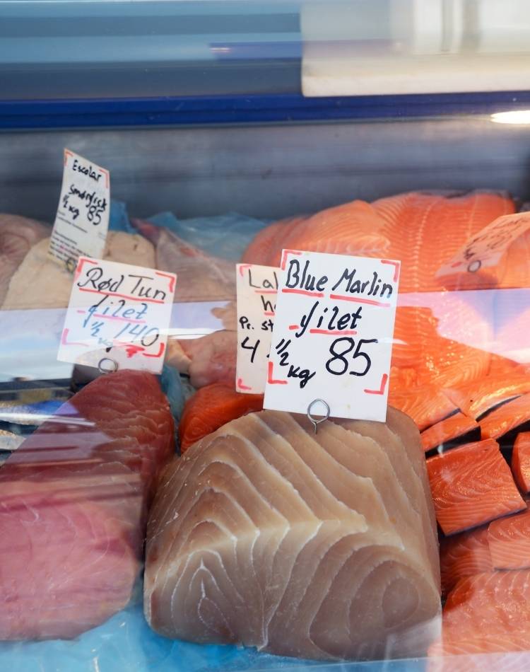 Fatias de peixe com preço. Mercado de peixe.