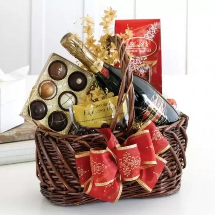 Cesta de Natal marrom com doces e espumante 