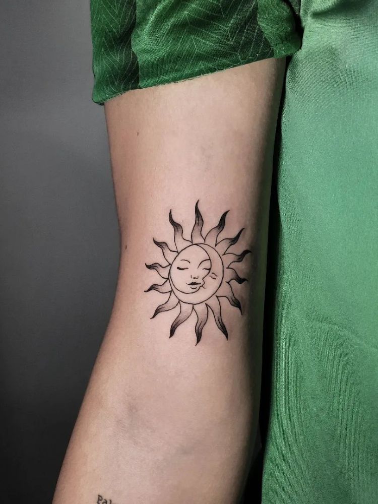 Foto de tatuagem com o sol e a lua.