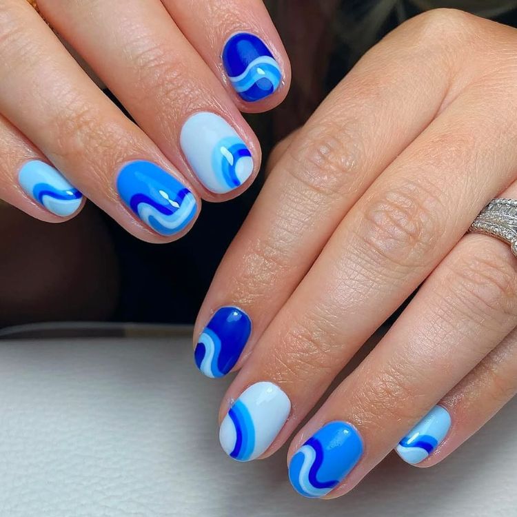 Unhas curtas em tons de azul