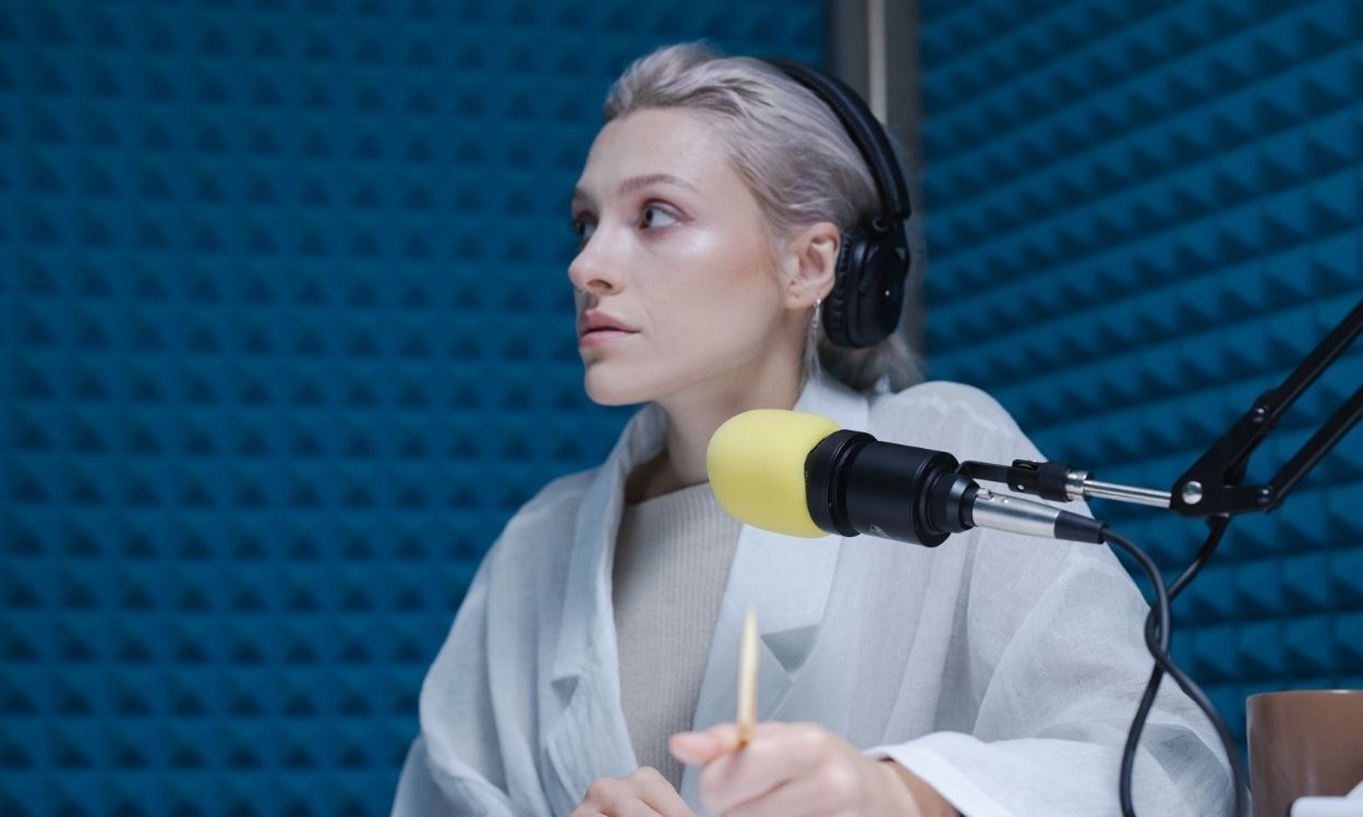 Imagem da uma apresentadora de podcast.