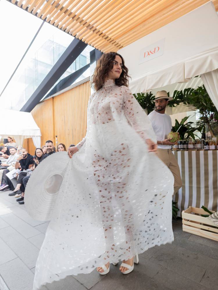 Mulher de pele clara usando vestido de noiva transparente rendado