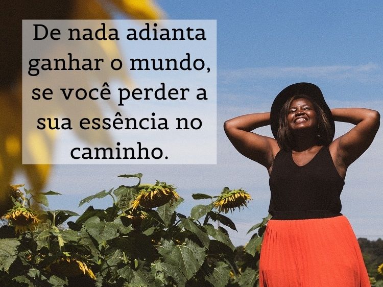 frase para refletir sobre foto de mulher negra em campo de girassóis