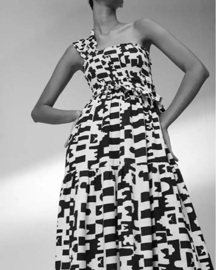 Vestido longo preto e branco.