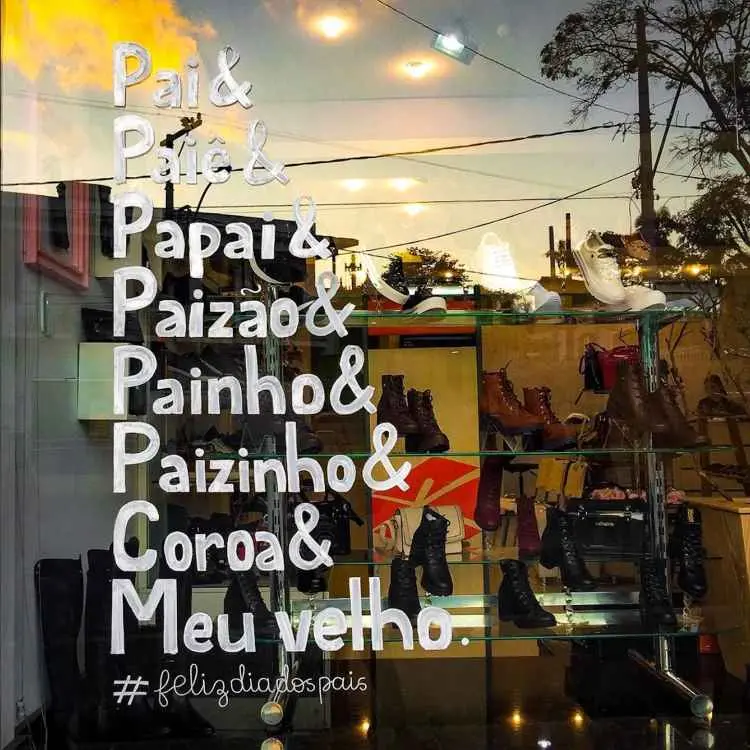Vitrine de Dia dos Pais com termos carinhos para pai na vitrine