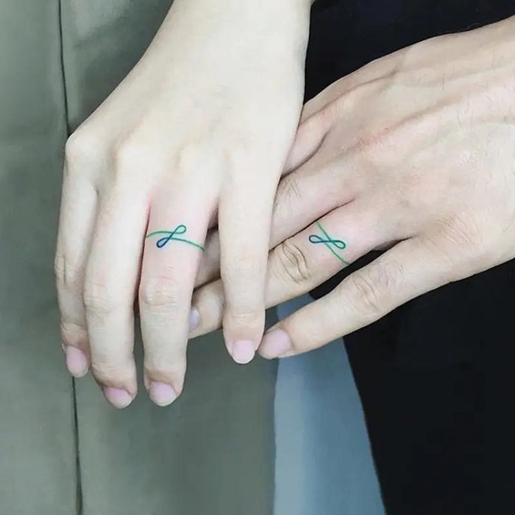 Tatuagem de casal com inicial