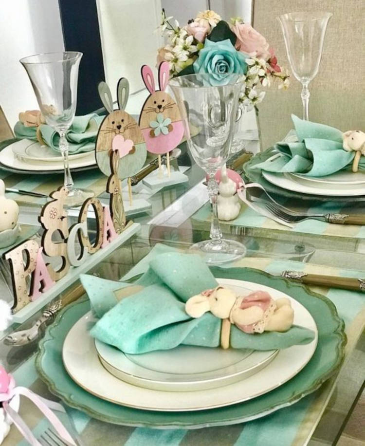 Mesa decorava com coelhos da Páscoa.