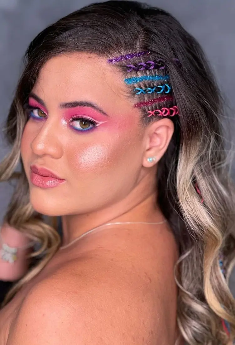 Maquiagem esfumada rosa para o Carnaval com delineado branco suave
