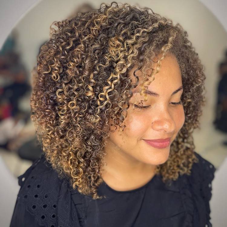 Mulher cacheada com corte long bob