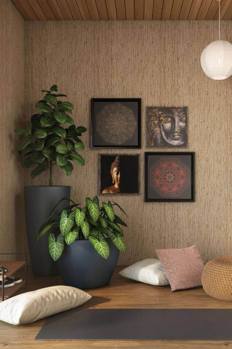 Cantinho zen com quadros de buda, esteira cinza, almofadas, puff bege, sapateira de madeira e metal e vasos cinzas com plantas