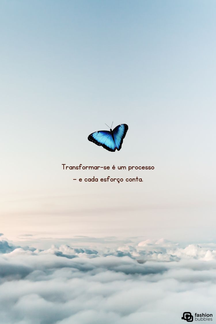 A imagem mostra uma borboleta azul vibrante voando sobre um céu que se divide entre azul claro e nuvens brancas densas. A frase "Transformar-se é um processo - e cada esforço conta" aparece centralizada. A foto transmite uma sensação de esperança e leveza, com a borboleta simbolizando a transformação.