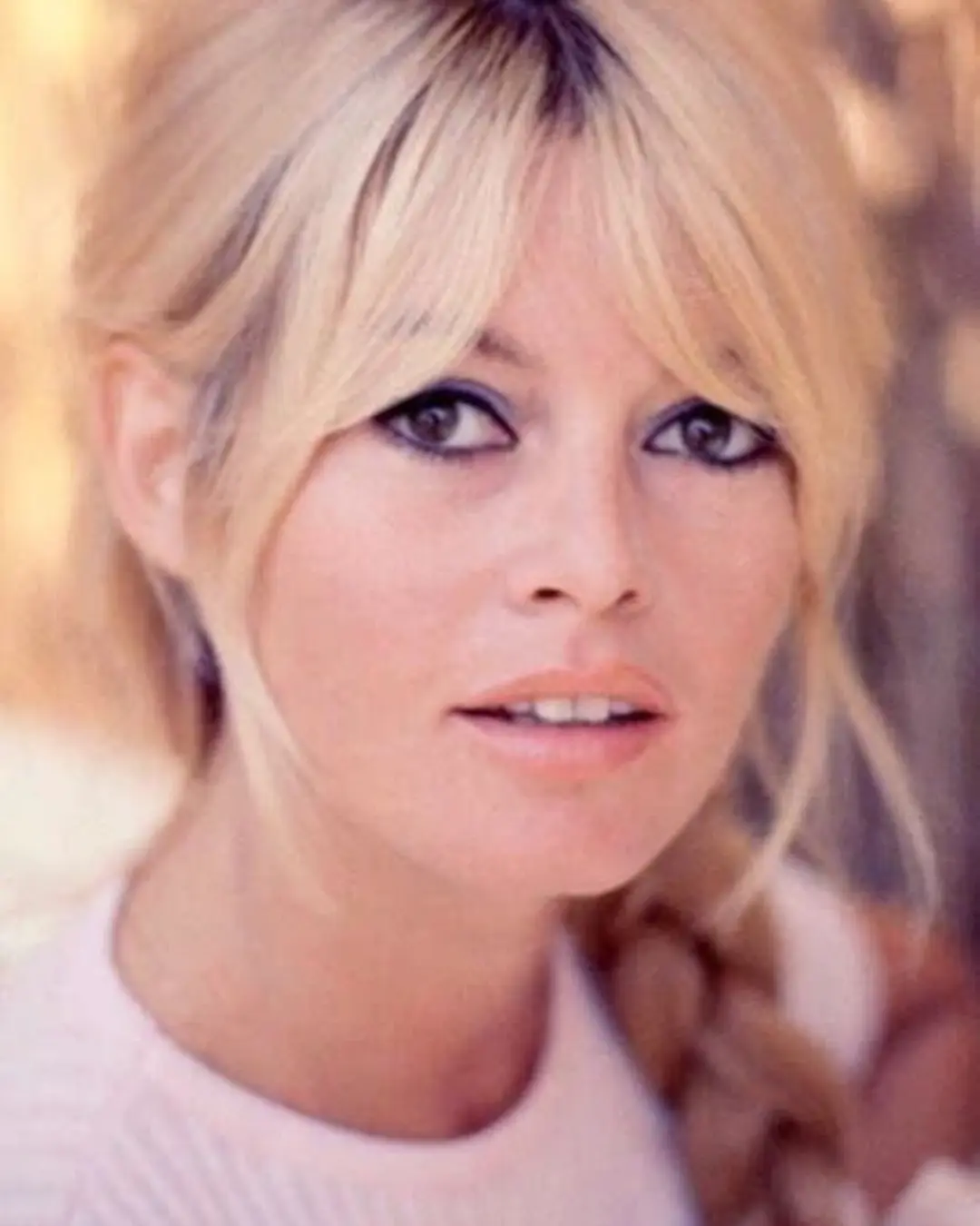 Cabelo longo com franja Brigitte Bardot