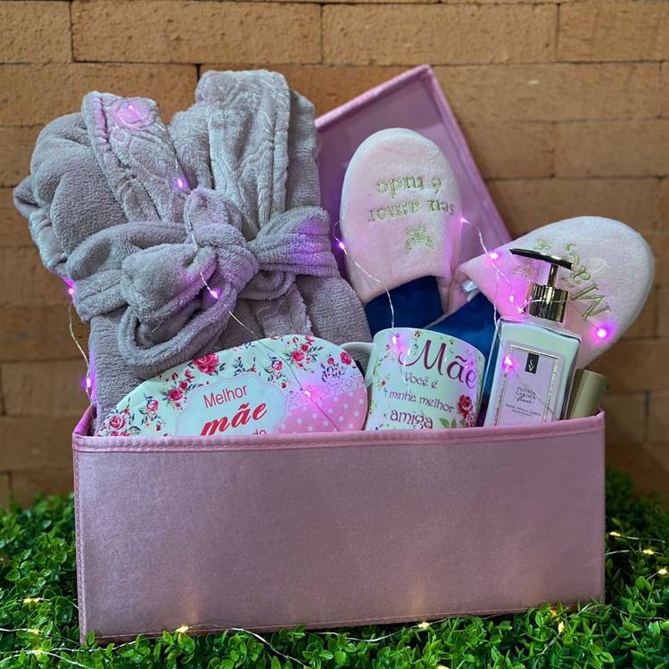 cesta para mulher, com pantufa, roupão, caneca personalizada, sabonete líquido, tapa olho para dormir