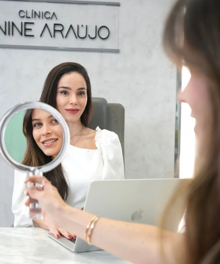 Paciente na clínica da Dra. Janine Araújo para planejar tratamentos estéticos antes do verão