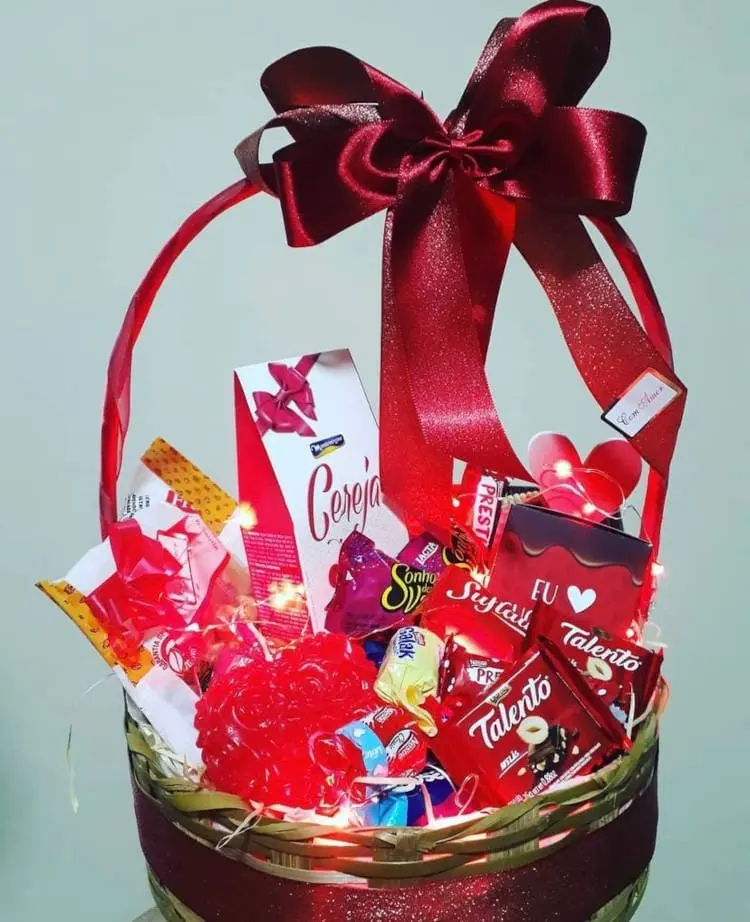 Cesta de chocolates diversos e laço vermelho 